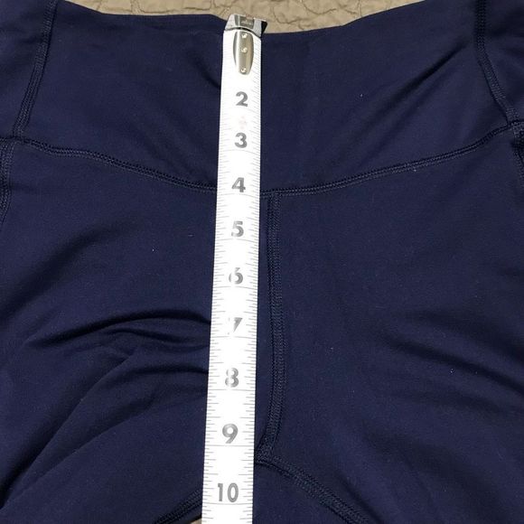 Under armor dark blue leggings size M.     A251 - Picture 5 of 8